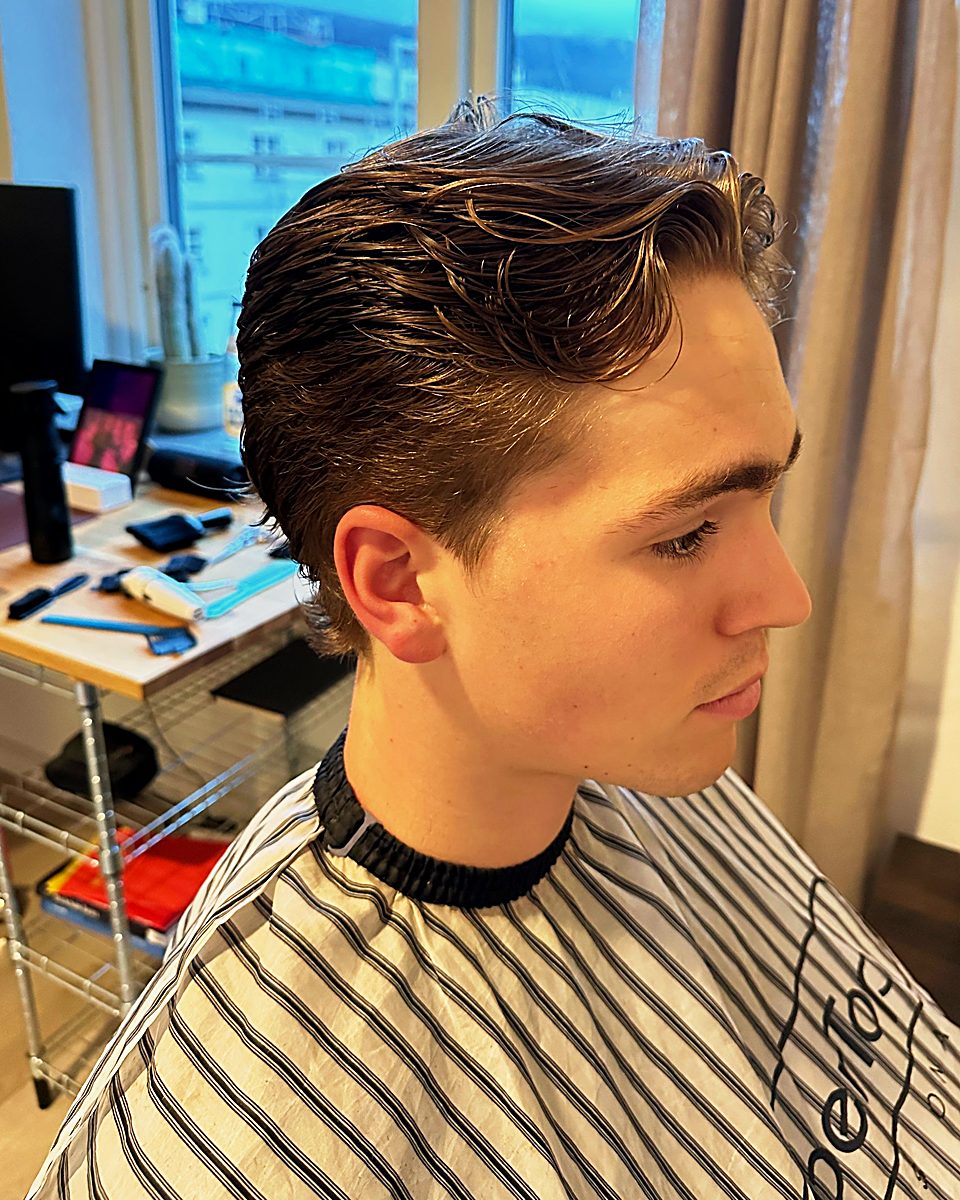 Swept-back cut with tapered sides, in profile